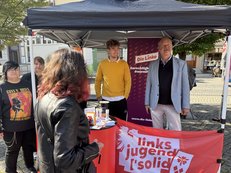 Wulf Gallert und weitere hinter dem Info-Stand der Linken bei CSD Beim CSD in Stendal 2025