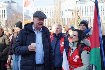 Warnstreikende und Wulf Gallert auf dem Domplatz Magdeburg am 10. Februar 2026 Warnstreikende und Wulf Gallert auf dem Domplatz Magdeburg am 10. Februar 2026