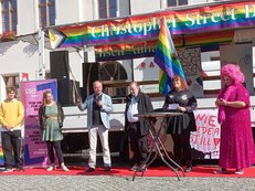 Wulf Gallert und weitere zur Podiumsdiskussion auf der Bühne beim CSD in Stendal CSD Stendal am 27.09.2025