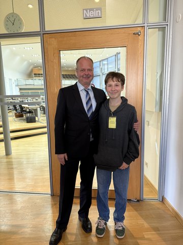 Wulf Gallert und Konstantin vor dem Plenarsaal des Landtages ST Wulf Gallert und Konstantin vor dem Plenarsaal des Landtages ST